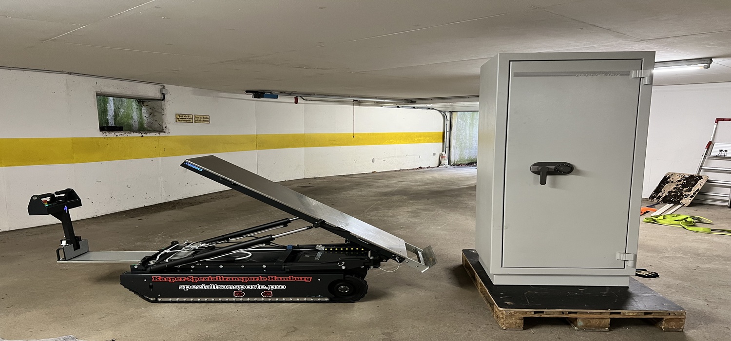 650 kg Tresor wird mit Treppenraupe verladen – Kasper-Spezialtransporte Hamburg