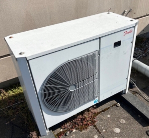 Klimaanlage auf einem Dach durch Kasper-Spezialtransporte transportiert, rufen sie uns gern an unter: 0171 92 92 500