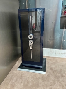 Zertifizierte Tresortransporte und Tresorumzüge in Hamburg – sicher, diskret & professionell umgesetzt. Tresor 320Kg in Shiny-Blue mit Carbontür.